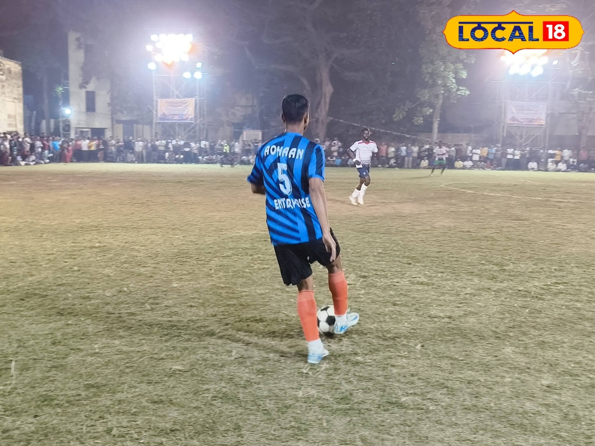 ফুটবল মাঠে কিশোরীদের কামাল, মুঠো ফোনের রঙিন দুনিয়া ছেড়ে, নির্মল আনন্দে জনতা