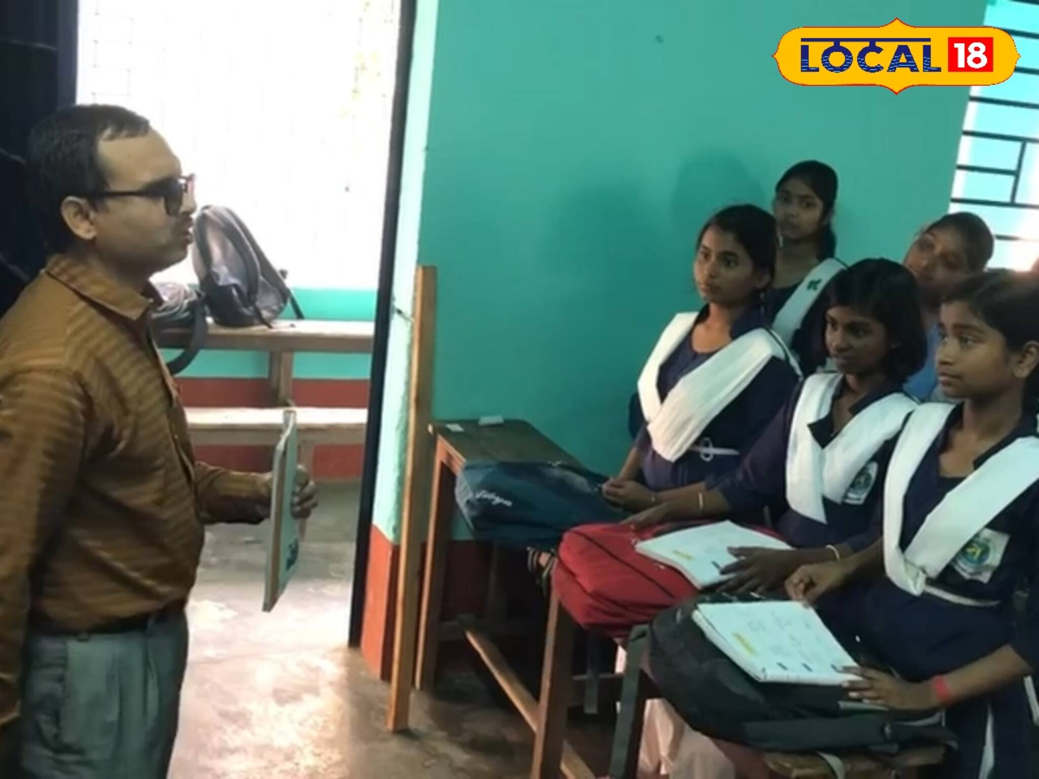 নিজের দু'চোখে অন্ধকার, তবুও পড়ুয়াদের জীবনে জ্ঞানের আলো জ্বালাচ্ছেন 'বিপ্লব স্যার'