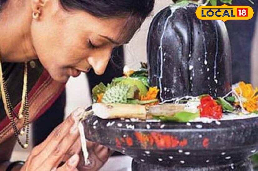 গঙ্গাজল নিবেদন: এদিন শিবলিঙ্গে গঙ্গাজল নিবেদন করলে সব পাপের বোঝা থেকে মুক্তি পাওয়া যায়।