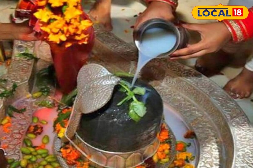 ফুল অর্পণ: এদিন শিবলিঙ্গে শিবঠাকুরের উদ্দেশ্যে প্রিয় ফুল নিবেদন করলে মানসিক সুখ পাওয়া যায়। 