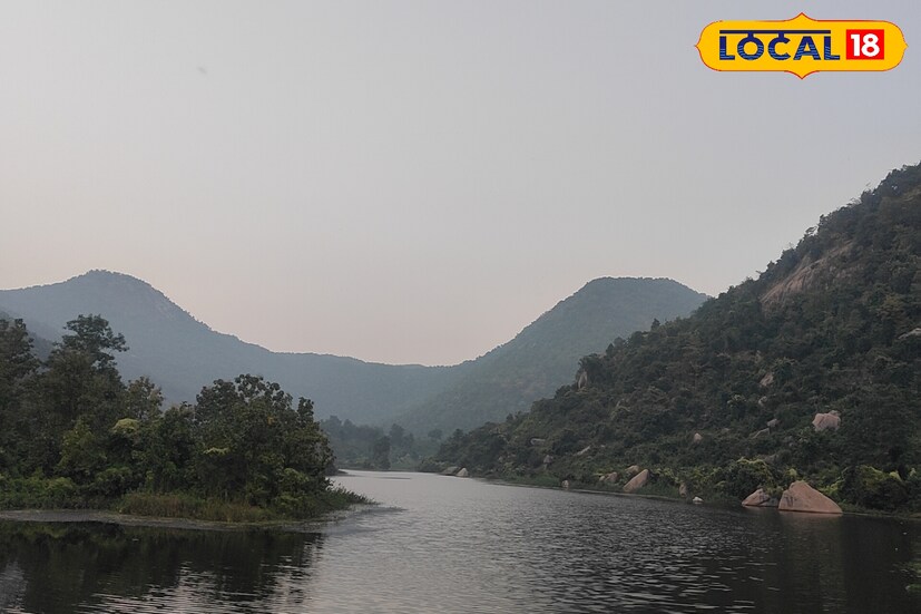 এরপরে চলে যান পুরুলিয়ার নৈনিতালে। হ্যাঁ ঠিকই শুনছেন নৈনিতালের থেকে কোন অংশেই কম নয় পুরুলিয়ার পাডডি ড্যাম। ‌ বাঘমুন্ডি থানার অন্তর্গত গোর্গাবুরু পাহাড়ের কোলে রয়েছে পারডি ড্যাম। এর প্রাকৃতিক সৌন্দর্য দেখলে জাগতিক সবকিছু ভুলে যাবেন আপনিও।