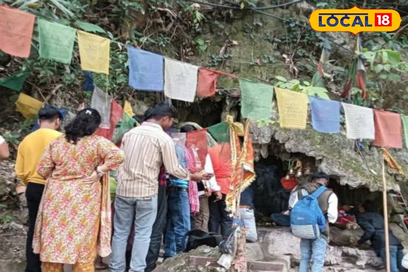 বক্সা ব্যাঘ্র প্রকল্পের ঘন জঙ্গল পেরিয়ে পাহাড়ি পথ অতিক্রম করে যেতে হয় জয়ন্তী মহাকাল ধামে। অত্যন্ত কষ্টকর এই পথ। এবছর আলিপুরদুয়ার জেলা পরিষদের পক্ষ থেকে অস্থায়ী কিছু রাস্তা তৈরি করে দেওয়া হয়েছে।