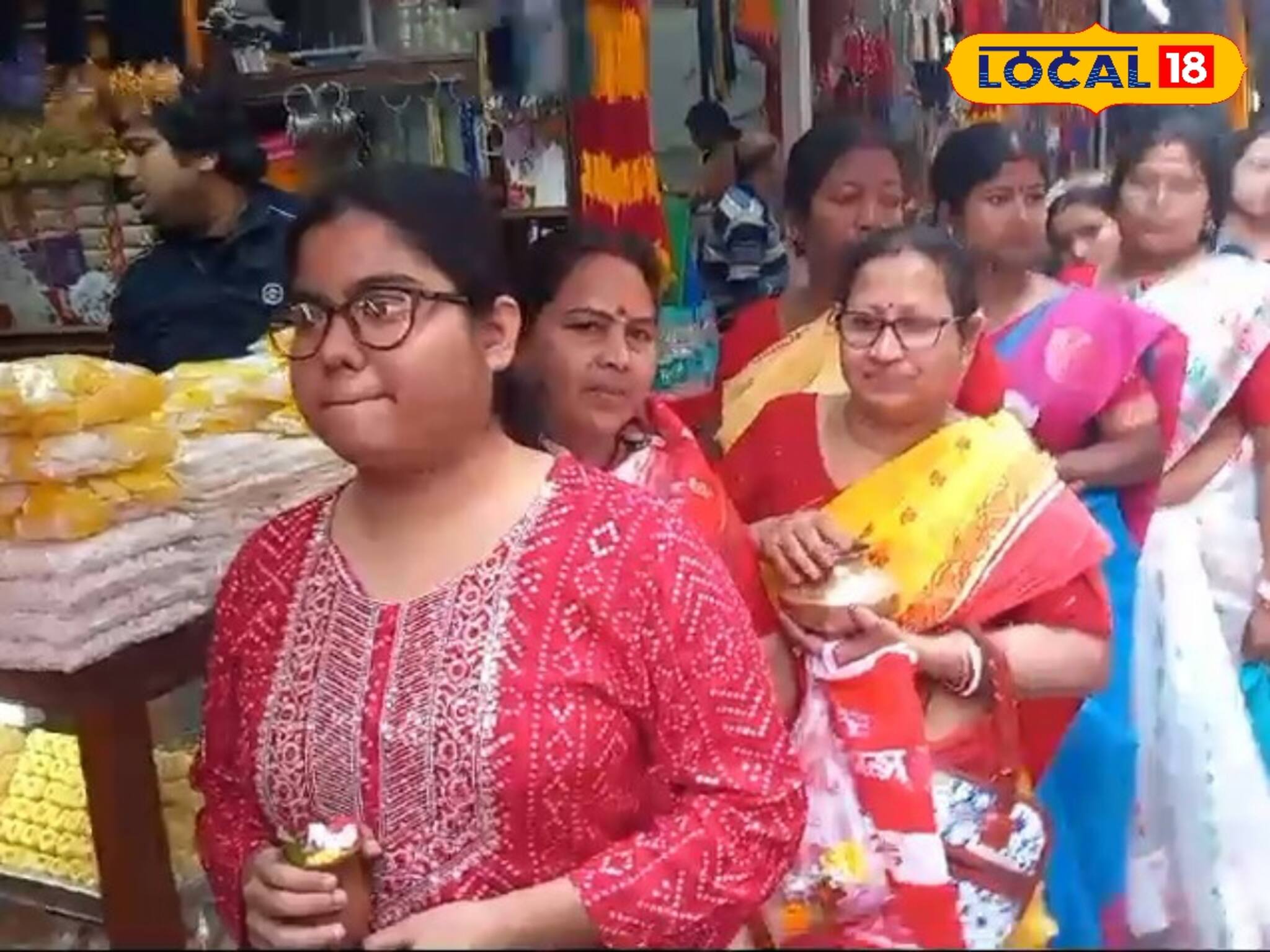 মহা শিবরাত্রি উপলক্ষে ভক্তদের উপচে পড়া ভিড় তারকেশ্বর মন্দিরে