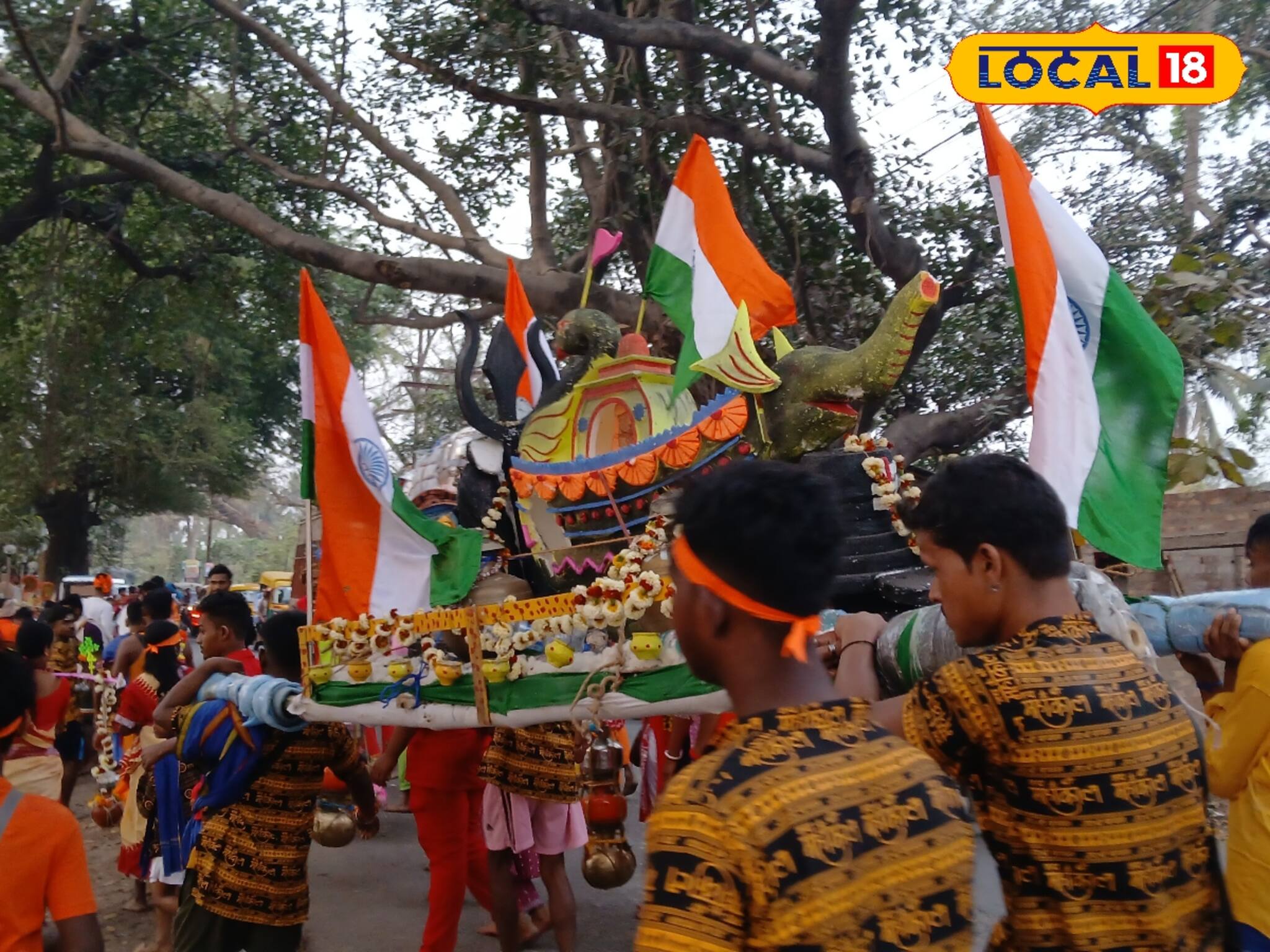 অভিনব সাজের বাঁক! শ্রাবণে নয় শিবরাত্রিতে হাজারও ভক্তে জলাভিষেক
