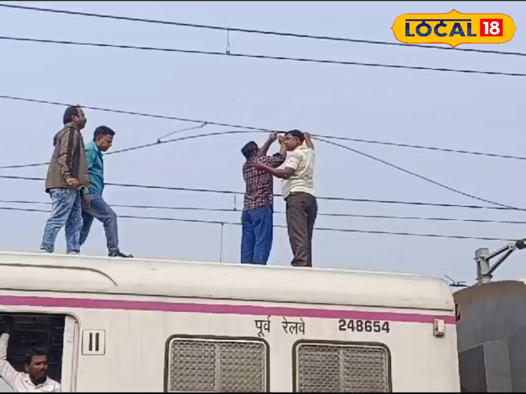 আপ-ডাউন লাইনে ছিঁড়েছে ওভারহেড তার, ঘণ্টার পর ঘণ্টা স্টেশনে দাঁড়িয়ে ট্রেন, চরম ভোগান্তি