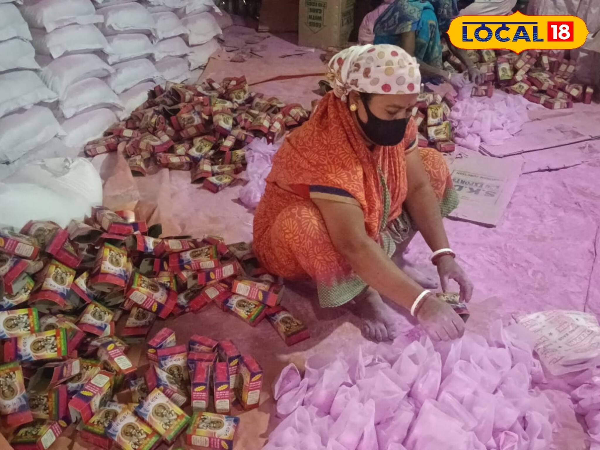 মহিলাদের হাতে তৈরি হচ্ছে রংবেরঙের ভেষজ আবির! দোলের আগে ব্যস্ততা তুঙ্গে 