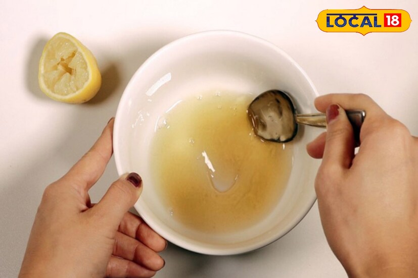 চিনির সঙ্গে লেবুর রস ও পরিমাণমত জল দিয়ে ঘন পেস্ট বানিয়ে নিয়ে এবার এই মিশ্রণটি দিয়ে যেখানে লোমের বৃদ্ধি সেখানে নিয়মিত ভাল করে এই স্ক্রাব ব্যবহার করলে আপনার থেকে অবাঞ্ছিত লোম সহজেই দূর হয়ে যাবে।