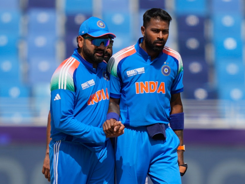 কিন্তু শামির উঠে যাওয়া শাপে বর হয় ভারতীয় দলের। বদলি হিসেবে বল করতে এসে বাবর আজমের বড় উইকেট শিকার করেন হার্দিক পান্ডিয়া। ২৩ রান করে আউট হন বাবর।