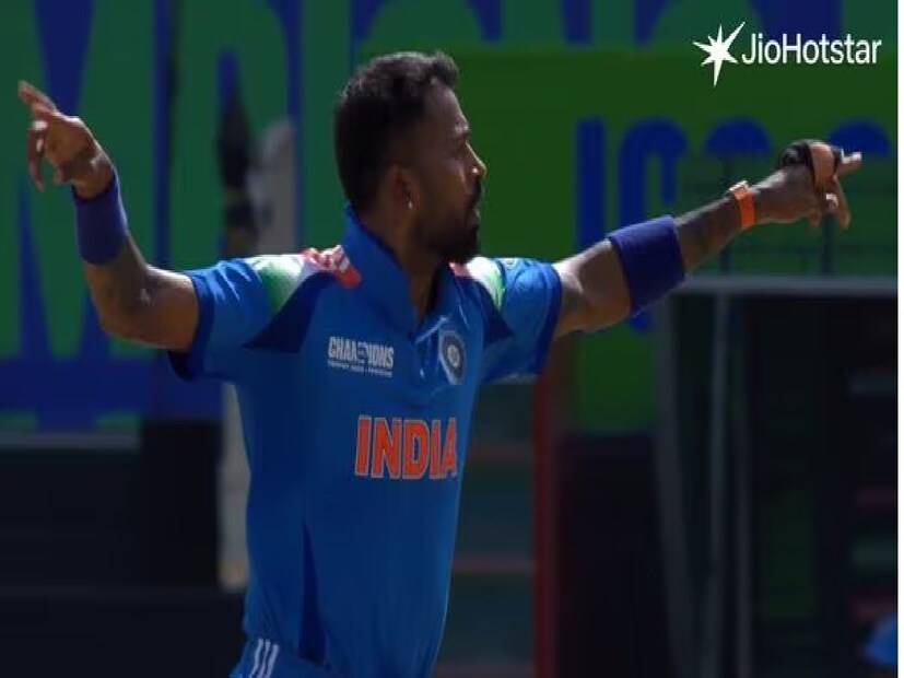 হাফ গ্লাভস পরে নেমে আসেন পান্ডিয়াহার্দিক পান্ডিয়া তাঁর নন-বোলিং হাতে অর্থাৎ বাম হাতে বিশেষ ধরনের গ্লাভস পরেছিলেন। এই কালো রঙের হাফ গ্লাভস তার আঙুলের অর্ধেক এবং পায়ের আঙুলের অর্ধেক ঢেকে রাখে। গত কয়েক মাস ধরে, পান্ডিয়া ক্রমাগত এই ধরনের অ্যাক্সেসারিজ দিয়ে সজ্জিত মাঠে আসছেন। Photo- File
