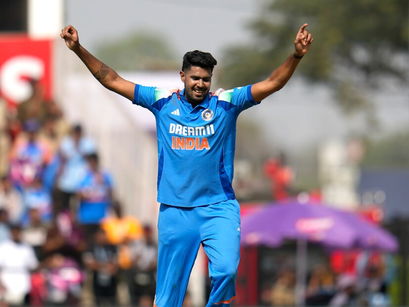 ভারতের চ্যাম্পিয়ন্স ট্রফির চূড়ান্ত দলে মোট দুটি বদল করা হয়েছে। চোটের কারণে জসপ্রীত বুমরাহ ছিটকে যাওয়ায় সেই জায়গা দলে এসেছেন হর্ষিত রানা। মহম্মদ সিরাজের নাম নিয়ে জল্পনা থাকলেও গৌতম গম্ভীরের প্রিয় ছাত্রই ফের পেয়েছেন সুযোগ।