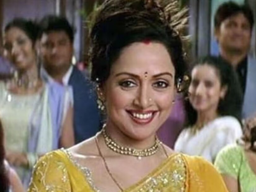 আসলে হেমা বলেছিলেন যে, ‘ওই স্পর্শটা আমায় এমন একটা লুক দেবে, যেটা আমি চাইছিলাম। আর সকলের মধ্যে এই বার্তাটি পৌঁছে দেবে যে, উনি আমায় স্পর্শ করেছেন। বিয়ের বহু বছর পরেও সেই স্পর্শটা খুবই অর্থবহ ছিল।’ আসলে বাস্তবজীবনে হেমা মালিনী নিজেই একজন রোম্যান্টিক প্রকৃতির মানুষ।” 