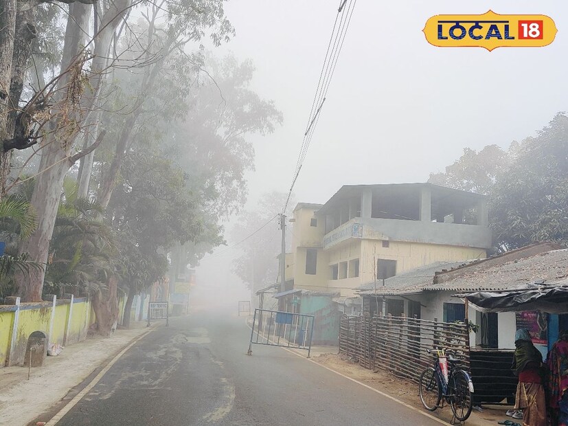 তবে, এবার ধীরে ধীরে শীত বিদায় নিতে শুরু করেছে। বর্তমানে পশ্চিমী ঝঞ্ঝার বাধা কেটে যাওয়ায় উত্তরে হিমালয় থেকে শীতল বাতাস ঢুকেছে রাজ্যে। ফলত তাপমাত্রা নেমেছে। সেই কারণেই শীতের অনুভূতি হচ্ছে। তবে ১৪ফেব্রুয়ারি পর আর খুব বেশি দিন শীতের দাপট থাকবে না দক্ষিণে।