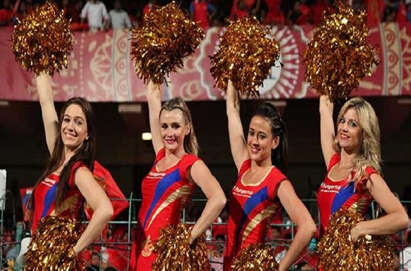 সেই দুই ক্রিকেটারের একজন হলেন মহম্মদ শামি। আরেকজন কুইন্টন ডি কক। একজনের সংসার ভেঙেছে। আরেকজন সুখে সংসার করছেন।