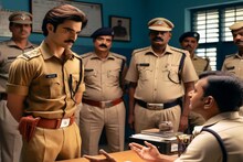 গটগট করে থানায় ঢুকলেন IPS অফিসার! বড়বাবু হঠাৎ দেখলেন অন্য জিনিস...ইউনিফর্মে ওটা কী?