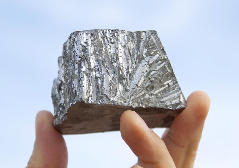 সেই ধাতু হল জিঙ্ক বা দস্তা! দস্তার (Zinc)- চাহিদা ভারতে দ্রুতগতিতে বৃদ্ধি পাচ্ছে। আন্তর্জাতিক দস্তা সংস্থা (International Zinc Association - IZA) জানিয়েছে, ভারতে বর্তমানে ১১ লক্ষ টন দস্তার ব্যবহার হয়, যা আগামী ১০ বছরে ২০ লক্ষ টনে পৌঁছাবে।  