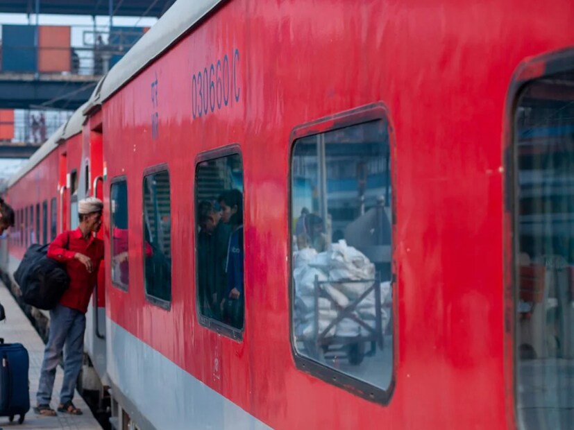 IRCTC উত্তরে জানায়:“স্যার, আপনার অভিযোগ সংশ্লিষ্ট আধিকারিকের কাছে পাঠানো হয়েছে, প্রয়োজনীয় ব্যবস্থা নেওয়া হবে।”

ভিডিওটি দেখে অধিকাংশ মানুষ ক্ষুব্ধ। অনেকেই বলছেন, পুরো প্যান্ট্রি স্টাফের চুক্তি বাতিল করে দেওয়া হোক।