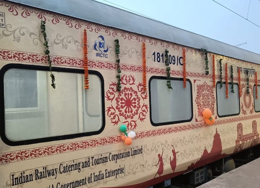 নন-এসি কামরার রাজস্বে পতন: এবার আসা যাক নন-এসি ক্লাস প্রসঙ্গে। ২০১৯-২০ সাল নাগাদ নন-এসি ক্লাসে যাতায়াতকারীদের থেকে যে রাজস্ব লাভ হয়েছিল, তা মোট পরিমাণের ৫৮ শতাংশ। এই রাজস্বের মধ্যে অন্তর্ভুক্ত রয়েছে, সেকেন্ড ক্লাস বা দ্বিতীয় শ্রেণী, স্লিপার, নন-এসি চেয়ার কার, শহরতলির ট্রেনের যাত্রীদের থেকে পাওয়া রাজস্ব। কিন্তু ২০২৪-২৫ নাগাদ এই রাজস্বের পরিমাণ কমে দাঁড়িয়েছে ৪১ শতাংশে। Representative Image