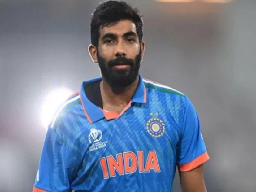 গত বছর অর্থাৎ ২০২৪ সালটা দারুণ কেটেছিল ভারতীয় দলের ফাস্ট বোলার জসপ্রীত বুমরাহর। ২০২৪ সালের আইসিসি মেনস বেস্ট টেস্ট ক্রিকেটার পুরস্কার এবং আইসিসি ক্রিকেটার অফ দ্য ইয়ার পুরস্কার এসেছে বুমরাহর ঝুলিতে। ২০২৫ সালটাও বেশ ভাল ভাবেই শুরু হয়েছে তাঁর জীবনে। ২০২৪-২৫ বর্ডার-গাভাস্কর ট্রফিতে অস্ট্রেলিয়ার বিরুদ্ধে খেলা পাঁচ ম্যাচের টেস্ট সিরিজে একাই ৩২টি উইকেট নিয়েছিলেন বুমরাহ। যদিও তাঁর শক্তিশালী বোলিং সত্ত্বেও সিরিজে জয়ী হতে পারেনি ভারত। 