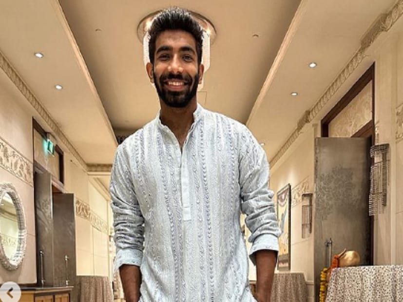 বিলাসবহুল গাড়ি: বিলাসবহুল গাড়িও পছন্দ করেন এই ক্রিকেট তারকা। তাঁর সংগ্রহে রয়েছে দামি দামি গাড়ি। বুমরাহর গ্যারেজে রয়েছে Nissan স্পোর্টস কার। যা গডজিলা নামেও খ্যাত। এছাড়াও তাঁর সংগ্রহে রয়েছে Mercedes Maybach S560, Velar SUV-এর মতো বিলাসবহুল গাড়িও। 
