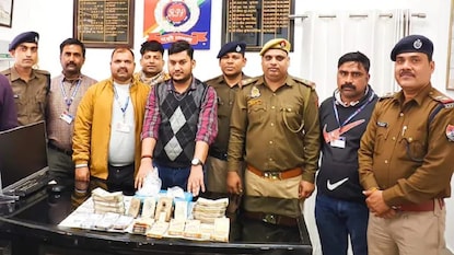 ট্রেনের AC কোচে বসেছিল যুবক, GRP এসে তার ব্যাগের তল্লাশি চালায় ট্রেনের AC কোচে বসেছিল যুবক, GRP এসে তার ব্যাগের তল্লাশি চালায়