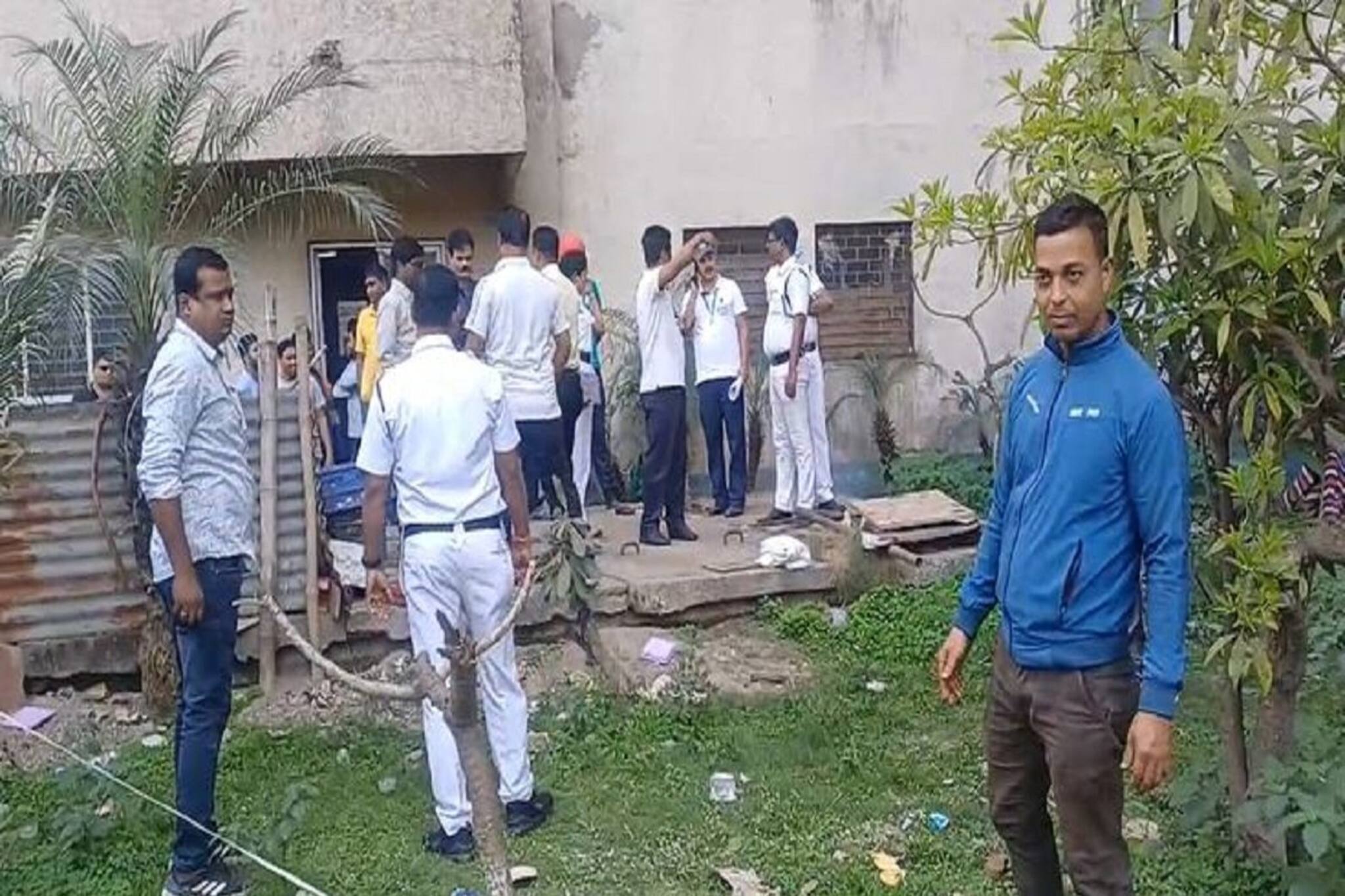 বস্তার ভিতরে কীসের মাংস? কুকুরে টানাটানি করতেই আতঙ্ক জোকার হাসাপাতালে, ছুটে এল পুলিশ