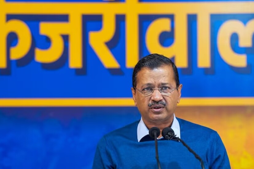 দিল্লির মুখ্যমন্ত্রী হিসেবে কেজরিওয়াল প্রতি মাসে ৬০ হাজার টাকা বেতন পেতেন। আর অন্যান্য অ্যালাওয়েন্স-সহ তিনি সব মিলিয়ে পেতেন ১.২৫ লক্ষ টাকা। যদিও এখন তিনি প্রাক্তন মুখ্যমন্ত্রী। ফলে মুখ্যমন্ত্রী হিসেবে আর কোনও বেতন পাবেন না অরবিন্দ কেজরিওয়াল। কিন্তু প্রাক্তন মুখ্যমন্ত্রী হিসেবে তিনি সরকারি জায়গায় থাকার জন্য অনুরোধ শুধু করতে পারেন। তবে প্রাক্তন বিধায়ক হিসেবে পেনশন পেতে থাকবেন অরবিন্দ কেজরিওয়াল।