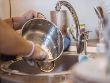 স্টিলের বাসনে কালো তেলচিটে ছোপ? খরচ করুন মাত্র ৩ টাকা, ৫ মিনিটে গায়েব হবে জেদি পোড়া দাগ স্টিলের বাসনে কালো তেলচিটে ছোপ? খরচ করুন মাত্র ৩ টাকা, ৫ মিনিটে গায়েব হবে জেদি পোড়া দাগ