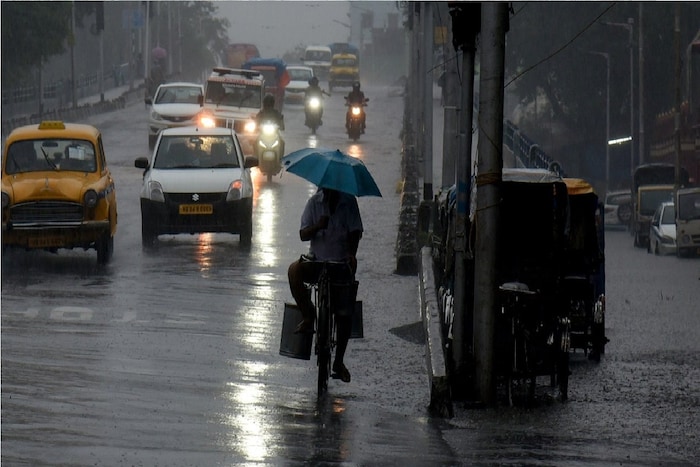 IMD WB Rain Forecast: শুক্রবার দিনভর কলকাতা-সহ বাংলায় ফের কাঁপিয়ে ঝড়বৃষ্টির তাণ্ডব? ভয়াবহ বজ্রপাতের আশঙ্কা! বিরাট আপডেট দিল আলিপুর