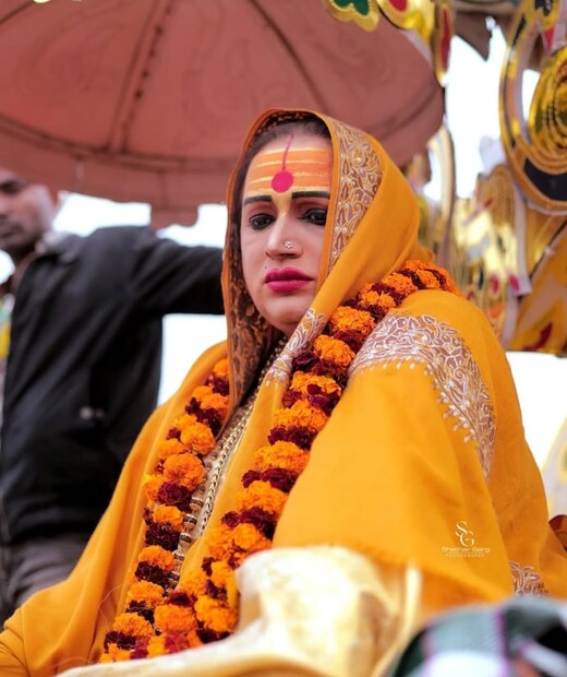 যার মধ্যে রয়েছে মমতার ফিল্মি ব্যাকগ্রাউন্ড, অন্ধকার দুনিয়ার সঙ্গে যোগ এবং আখড়ার নিয়ম মেনে না চলা। এই সমস্ত কারণেই এই সিদ্ধান্ত গ্রহণ করা হয়েছে। কিন্তু এই সিদ্ধান্তের পাশাপাশি আখড়া থেকে বার করে দেওয়া হয়েছে ড. লক্ষী নারায়ণ ত্রিপাঠীকে। প্রসঙ্গত এই লক্ষ্মী নারায়ণ ত্রিপাঠীই মমতাকে মহামণ্ডলেশ্বরের পদে বসিয়ে দিয়েছিলেন।