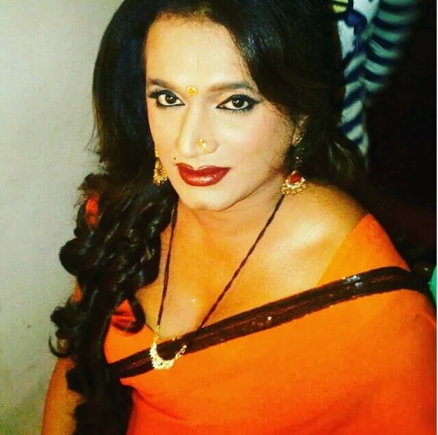 এক সময় ফিল্মি জগতের ব্যক্তিত্ব নামীদামি মমতা কুলকার্নি। ভক্তদের বহু ছবিই উপহার দিয়েছেন। তবে মমতার সঙ্গে আন্ডারওয়ার্ল্ডের যোগও রয়েছে বলে খবর। এদিকে অভিযোগ, নিজের মাথা না কামিয়েই সন্ন্যাসী হয়েছেন তিনি। আর বৈজয়ন্তী জপমালার পরিবর্তে মমতা রুদ্রাক্ষের জপমালা ধারণ করেছেন। আর আখড়ার সমস্ত সদস্যরা এই সমস্ত বিষয় মেনে নেননি। এর জেরেই তাঁকে তাড়ানোর সিদ্ধান্ত নেওয়া হয়েছে। আর তাঁর সঙ্গে সঙ্গে কিন্নড় আখড়া থেকে বার করে দেওয়া হয়েছে লক্ষ্মী নারায়ণ ত্রিপাঠীকেও। 