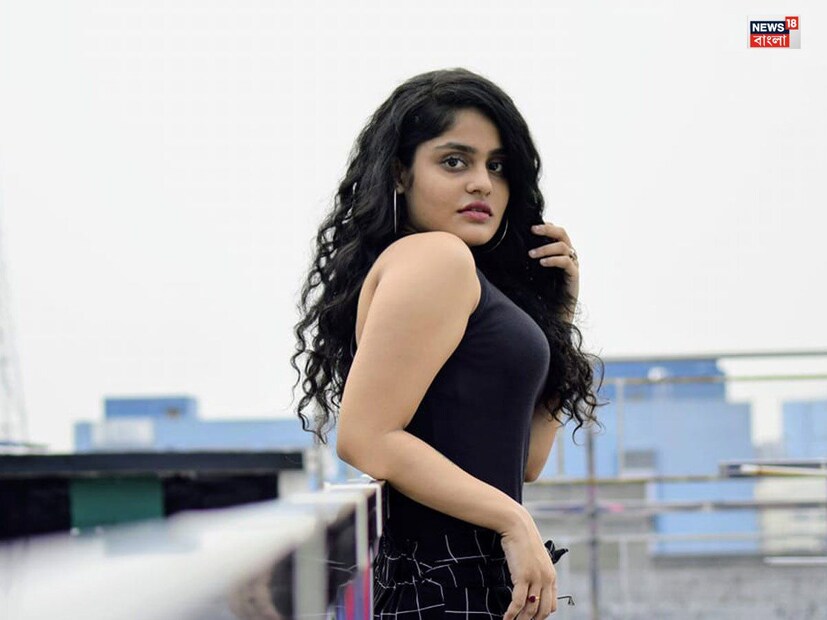  কিন্তু সেই সময় সংসারের দায়িত্বও নিতে হয়েছিল তাকে। বাড়ির ইলেকট্রিক বিল মেটানো থেকে শুরু করে কী রান্না হবে, কী বাজার হবে, সবটাই একা হাতে সামলাতেন তিথি।