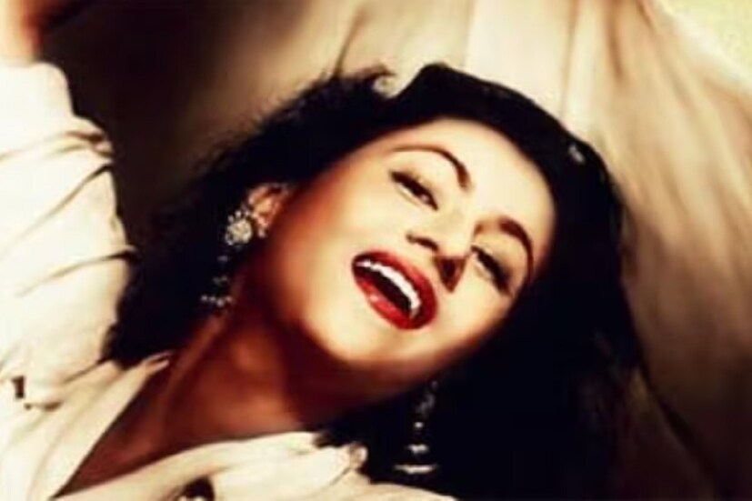 অবশেষে, এই দম্পতির সম্পর্ক ভেঙে যায়। মুঘল-ই-আজম মুক্তির আগেই দিলীপ কুমার এবং মধুবালার মধ্যে সম্পর্ক তিক্ত হয়ে ওঠে এবং তারা একে অপরের প্রতি তিক্ততা নিয়ে আলাদা হয়ে যায়।