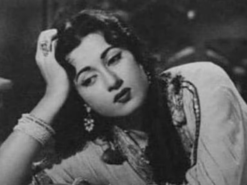 'তারানা' ছবির সেটে দেখা হয় মধুবালা ও দিলীপ কুমারোর৷ সেই থেকেই তাঁরা একে অপরকে পছন্দ করতে শুরু করে। যদিও তারা একে অপরকে পছন্দ করত, কিন্তু দিলীপ কুমার কোনও ধরণের সম্পর্কে জড়াতে চাননি। এই প্রেমের গল্পে এক আকর্ষণীয় মোড় আসে যখন এই দম্পতি 'মুঘল-এ-আজম' ছবিতে ফের একসঙ্গে কাজ করেন।