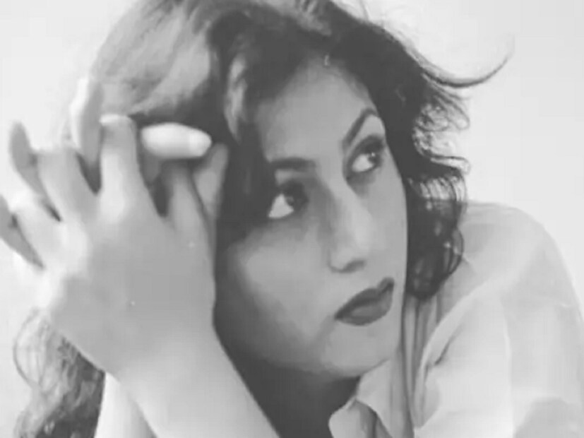 প্রয়াত অভিনেতার আত্মজীবনী অনুসারে, পরিচালক কে আসিফও মধুবালাকে দিলীপ কুমারের সঙ্গে তার সম্পর্ককে এগিয়ে নিতে পরামর্শ দিয়েছিলেন। দিলীপ কুমারের মতে, আসিফ তাদের সম্পর্কের ক্ষেত্রে হস্তক্ষেপ শুরু করে এবং অভিনেতার দৃষ্টি আকর্ষণ করার জন্য মধুবালাকে অদ্ভুত পরামর্শ দিতেন। 'দ্য সাবস্ট্যান্স অ্যান্ড দ্য শ্যাডো' বইতে তিনি লিখেছেন, 'কে আসিফ আমাদের সম্পর্ককে এগিয়ে নেওয়ার দায়িত্ব নিয়েছিলেন।' সে মধুবালাকে অদ্ভুত পরামর্শ দিতেন আমাকে আকৃষ্ট করার জন্য।