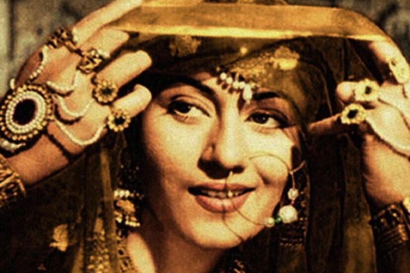 দিলীপ কুমার তার আত্মজীবনী 'দ্য সাবস্ট্যান্স অ্যান্ড দ্য শ্যাডো'-তে মধুবালার সঙ্গে তার সম্পর্ক এবং কে আসিফের তাদের সম্পর্কের ক্ষেত্রে হস্তক্ষেপের কথা উল্লেখ করেছেন। দিলীপ কুমার তার বইতে লেখেন যে, মুঘল-ই-আজমের ঘোষণাটিও খবরে ছিল কারণ লোকেরা তাঁর এবং মধুবালার পর্দার বাইরের রসায়ন সম্পর্কে জেনে গিয়েছিল এবং তাদের একসঙ্গে পর্দায় দেখতে খুব উত্তেজিত ছিল।