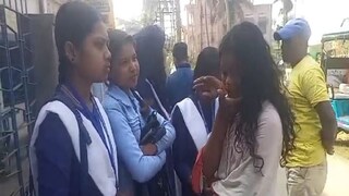 পরীক্ষা কেন্দ্রের সামনে প্রিয়া (ডানদিকে)৷ পরীক্ষা কেন্দ্রের সামনে প্রিয়া (ডানদিকে)৷