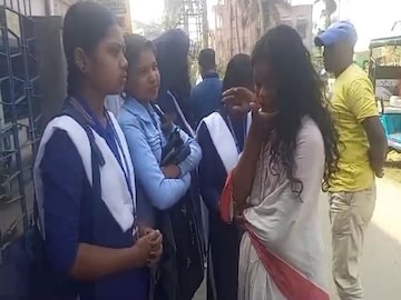 পরীক্ষা কেন্দ্রের সামনে প্রিয়া (ডানদিকে)৷ 