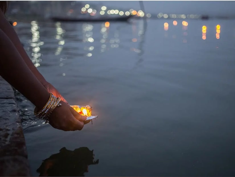 ধর্মগ্রন্থে অন্যদের দানকে সর্বোত্তম বলে মনে করা হয় বলে বিশ্বাস করা হয়। কার্তিক পূর্ণিমার দিনে অবশ্যই খাদ্য দান করা উচিত। কার্তিক পূর্ণিমার শুভ দিনে খাদ্য দান করলে, কোনও ব্যক্তির বাড়িতে কখনও খাদ্যের অভাব হয় না।