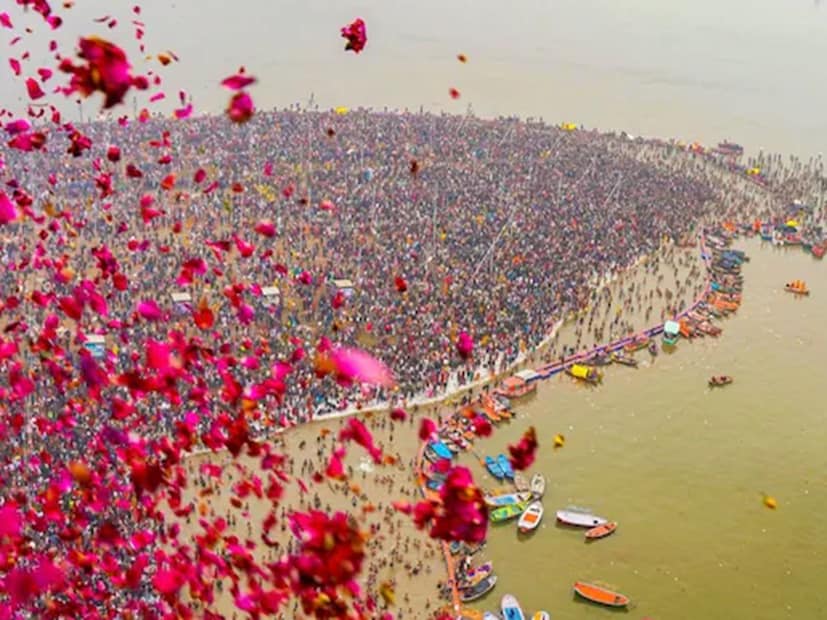 গৌরব পাণ্ডে, প্রয়াগরাজ: ধর্ম আর অর্থনীতি হাত ধরাধরি করে চলছে মহাকুম্ভে। একদিকে স্নান, পুজো, উপাসনা। অন্য দিকে, লেনদেন, কেনাকাটা, ব্যবসা। ধর্মীয় অনুষ্ঠান রূপান্তরিত হয়েছে বৃহত্তম অর্থনৈতিক যজ্ঞে। এ এক বিস্ময়! মহাকুম্ভে এখনও পর্যন্ত প্রায় ৩ লাখ কোটি টাকার কাছাকাছি ব্যবসা হয়েছে। কুম্ভের হাত ধরেই ঘুরে দাঁড়িয়েছে স্থানীয় অর্থনীতি। এমনটাই জানিয়েছে কনফেডারেশন অফ অল ইন্ডিয়া ট্রেডার্স বা CAIT। এহেন বিপুল টাকার লেনদেন দেখে থ বাঘা বাঘা আর্থিক বিশেষজ্ঞরাও।