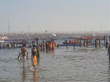 দেদার বিক্রি মহাকুম্ভের মহিলাদের পোশাক বদলানোর ভিডিও! পুণ্যার্থীদের ভিডিও দেখেই পদক্ষেপ