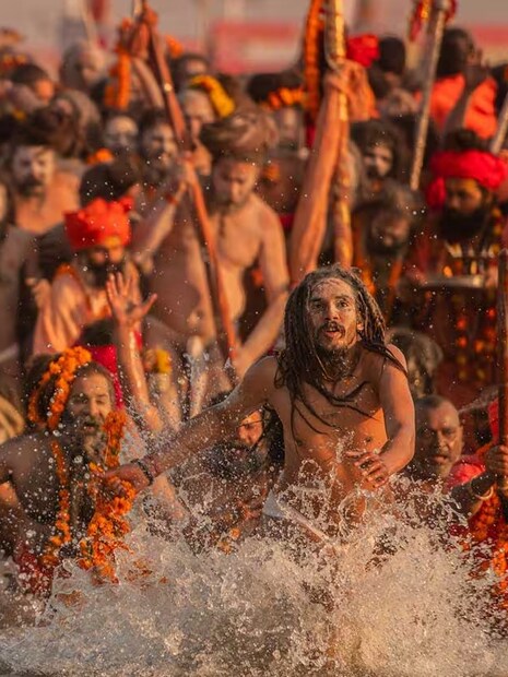 ১৩ জানুয়ারি থেকে শুরু হয়েছে মহাকুম্ভের পুণ্যস্নান। চলবে ২৬ ফেব্রুয়ারি পর্যন্ত। প্রবীণ খাণ্ডেলওয়াল জানিয়েছেন, প্রাথমিকভাবে ৪০ কোটি ভক্তের আগমন হবে বলে অনুমান করা হয়েছিল। ধারণা করা হয়েছিল, এর ফলে ২ লাখ কোটি টাকার ব্যবসা হতে পারে বলে। 