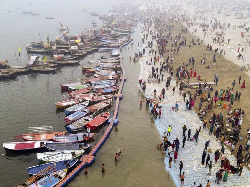 কিন্তু মহাকুম্ভ শুরু হওয়া মাত্র সব হিসেবনিকেশ উল্টে গিয়েছে। কাতারে কাতারে পুণ্যার্থী ভিড় জমিয়েছেন। এই সংখ্যাটা ৬০ কোটি ছাড়িয়ে যেতে পারে। ফলে ৩ লাখ কোটি টাকার বেশি ব্যবসা হতে পারে বলে অনুমান করা হচ্ছে। 