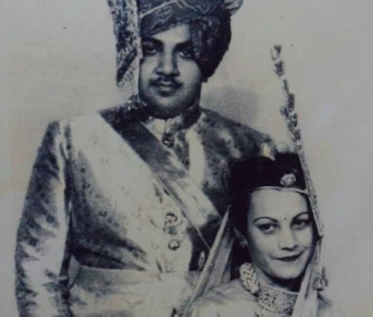 ব্রিটিশ নার্সের প্রেমে হাবুডুবু: স্বাধীনতার আগে ইউরোপ সফরে যেতেন মহারাজা। ইংল্যান্ডে সুন্দরী নার্স স্যান্ড্রা ম্যাকব্রাইডের সঙ্গে আলাপ। দেখামাত্রই প্রেমে পড়ে যান। স্যান্ড্রারও মহারাজাকে পছন্দ ছিল। ব্রিটেন থেকে যোধপুরে নিয়ে এসেছিলেন তাঁকে। উমেদ প্রাসাদে রাখা হয়েছিল স্যান্ড্রাকে। ওই একই প্রাসাদে থাকতেন তাঁর প্রথম রানি। তবে স্যান্ড্রাকে বিয়ে না করায় তিনি রানির তকমা পাননি। এটা না-পসন্দ ছিল স্যান্ড্রার। তিনি বিয়ের জন্য চাপাচাপি শুরু করেন। এমনকী, লন্ডন ফিরে যাওয়ার হুমকিও দেন। তাতে কাজ হয়। স্যান্ড্রাকে বিয়ে করেন মহারাজা। তবে মহারাজার পরিবারের কেউ এই বিয়ে মেনে নেননি। রেগে গিয়েছিলেন রাজস্থানের অন্যান্য হিন্দু রাজারা। File Photo