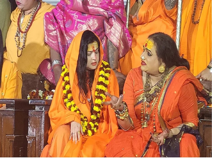 অন্যদিকে, মমতা কুলকার্নি বলেছেন যে তিনি কখনই মহামণ্ডলেশ্বর হতে চাননি, কিন্তু কিন্নর আখড়ার আচার্য লক্ষ্মী নারায়ণ ত্রিপাঠির চাপে তিনি মহামণ্ডলেশ্বর হতে রাজি হন।