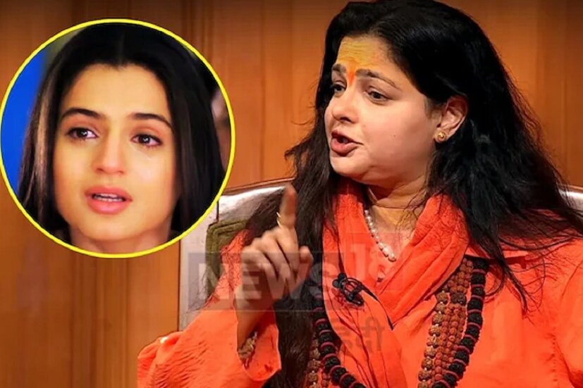 নব্বইয়ের দশকের সাহসী অভিনেত্রীদের মধ্যে অন্যতম হলেন মমতা কুলকার্নি। মহাকুম্ভে ডুব দেওয়ার পর এখন তিনি হয়েছেন শ্রী ইয়ামাই মমতা নন্দ গিরি। দুবাইয়ের একটি ফ্ল্যাটে তপস্যা এবং ব্রহ্মচর্য জীবন পালন থেকে শুরু করে মহাকুম্ভের কিন্নর আখড়ায় মহামণ্ডলেশ্বর হওয়া পর্যন্ত - বারবার বিতর্কের শিরোনামে জড়িয়েছেন অভিনেত্রী। 