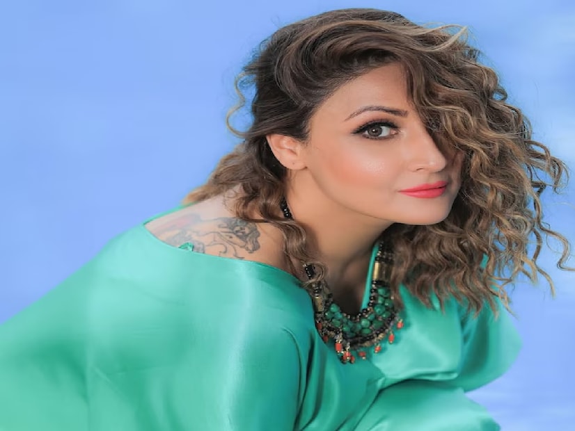 রঙিন দুনিয়ার আড়ালে কতটা কষ্ট লুকিয়ে থাকে, তা শুধুমাত্র অভিনেতারাই জানেন। বলিউড হোক বা দক্ষিণী ইন্ডাস্ট্রি, কিংবা ছোটপর্দা— এমন বহু অভিনেত্রী রয়েছেন, যারা প্রেমে প্রতারিত হয়েছেন। এই অভিনেত্রীও এর ব্যতিক্রম নন। Popular TV Actress Married at age of 16 Divorced at 18 have twins children who still do not know who is their father know tragic life of Urvashi Dholakia