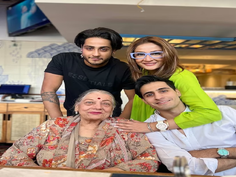 অভিনেত্রীর কথায়, তিনি আর প্রেম বা বিয়ে নিয়ে ভাবেন না। একাকী জীবনকেই উপভোগ করেন এবং নিজের দুই ছেলের সঙ্গেই সুখে রয়েছেন।একদিকে কেরিয়ার, অন্যদিকে একক মাতৃত্ব— উর্বশী ঢোলাকিয়ার জীবনযুদ্ধ অনেককেই অনুপ্রাণিত করবে!
