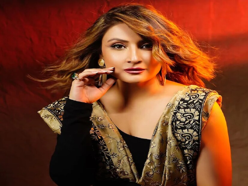 প্রসঙ্গত, সম্প্রতি উর্বশী ঢোলাকিয়াকে সুপারহিরো ভিত্তিক ওয়েব সিরিজ ‘পাওয়ার অফ ফাইভ’-এ দেখা গিয়েছে, যেখানে তিনি ডিজিপি আসমা মাজহার চরিত্রে অভিনয় করেছেন। Popular TV Actress Married at age of 16 Divorced at 18 have twins children who still do not know who is their father know tragic life of Urvashi Dholakia