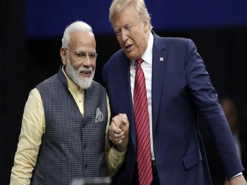 ট্রুথ সোশ্যাল-এ একটি বার্তায় ডোনাল্ড ট্রাম্প লিখেছিছেন 'ভারত-রাশিয়াকে চিনের অন্ধকারে হারিয়ে ফেললাম'! যেখানে প্রধানমন্ত্রী নরেন্দ্র মোদী, রাশিয়ার প্রেসিডেন্ট ভ্লাদিমির পুতিন এবং চীনের প্রেসিডেন্ট শি জিনপিং-এর সাথে হাঁটছেন এমন একটি ছবি শেয়ার করেছেন। পোস্টটি দ্রুত ভাইরাল হয়ে যায়।