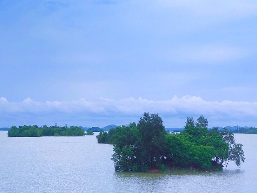 শীতের শেষে কংসাবতী জলাধারের পাশে শিরিষ কাগজ ঘষার আওয়াজ পাওয়া যাচ্ছে মুকুটমণিপুরে।মাত্র ১৫০ টাকা মূল্যে নৌকাবিহার উপভোগ করতে পারবেন পর্যটকরা। কেউ যদি চান একান্ত কিছু সময় কাটাতে সেক্ষেত্রে খরচ করতে হবে দেড় হাজার টাকা। প্রায় আড়াই ঘন্টা ধরে এই নৌকাবিহার বেশ জনপ্রিয়।